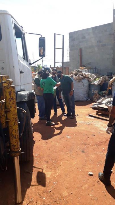 Foto 2 de 5 — Força-tarefa fiscaliza e autua ferros-velhos e depósitos de recicláveis em Araraquara